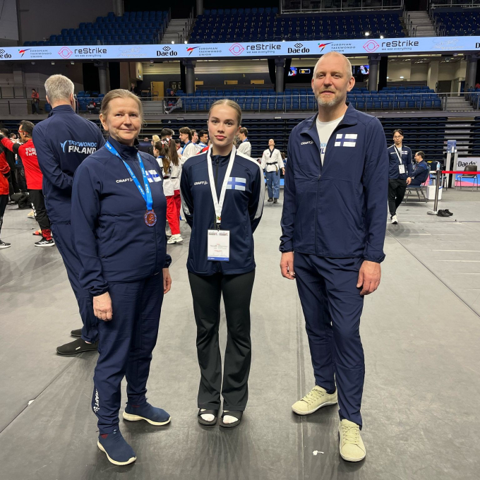 Tallinnan EM-kilpailuissa Suomea edustivat HNMKY Taekwondon Sirpa Huuskonen (vas.), Mimi Miettinen ja Antti Vehman.