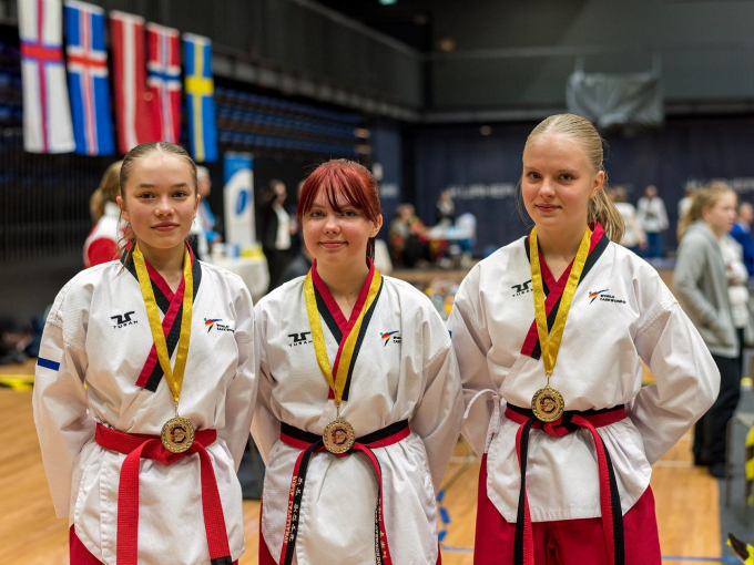 Pohjoismaiden mestareiden on helppo hymyillä. Kuvassa Mimi Miettinen (vas.), Pinja Latvajärvi (Porvoo) ja Nea Forsell (Pori).