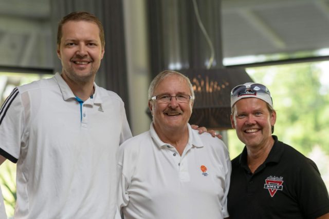 Hanno Möttölä kertoi Golf Challengen avustuskohteista, seurassa Tapio Sademies ja Timo Laulaja